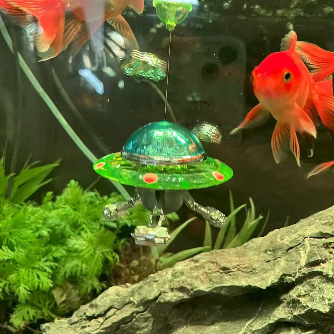 Aquarium Fish World - Hangende UFO Aquariumbeeldje World of Tanks